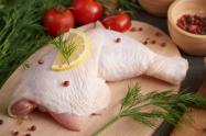 ¿Por qué no debe lavar el pollo? Expertos alertan sobre este error
