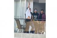Mujer disparando al aire desde un balcón en Bogotá.