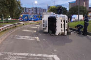 Volcamiento en AV. El Dorado detiene el tráfico conductores desesperados