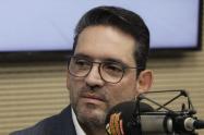 Juan Guillermo Zuluaga, exgobernador del Meta, en la cabina de Alerta Bogotá, en el marco de Tribuna RCN