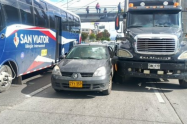 El siniestro entre camión y carro tiene frenada la movilidad en esa zona
