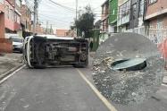 Carro patas arriba en Soacha alcantarilla dañada generó tremendo accidente