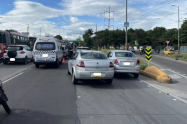Grúa, carro y moto se estrellaron en Usaquén y arman trancón en la zona