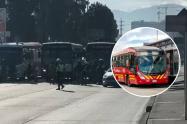 TransMilenio suspende servicio en la autopista sur: les tocó echar pata