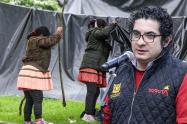 Roberto Carlos Angulo Salazar, secretario de Integración Social de Bogotá, denuncia que comunidad emberá cerca del parque Nacional hizo fiesta
