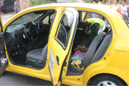 Tres capturados tras persecución policial con taxi robado usado para cometer más hurtos en Bogotá