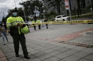 Policías cercando el lugar de un robo en Bogotá