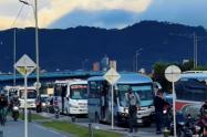 Trancón en las Américas tienen doliente, buses intermunicipales en aprietos