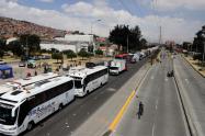 Buses represados en trancón en la Autopista Sur