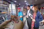 Alcalde Carlos Fernando Galán visitando comerciantes en Bogotá