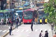 Manifestantes en el centro de Bogotá bloquean la vía