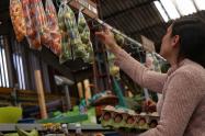 Mujer haciendo mercado en Bogotá