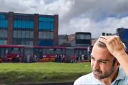 Usuarios de TransMilenio caminan por bus varado