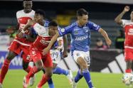 Jugadores de Millonarios y Santa Fe disputando el balón
