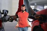 Persona dudando entre comprar un vehículo mecánico o híbrido