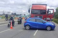 Trancón monumental en Autonorte con 201 por choque entre carro y camión