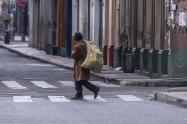 Habitante de calle caminando por Bogotá