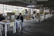 Jurados de votación cuidando las urnas en jornada electoral