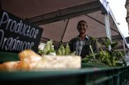 Agricultor ofreciendo sus productos en mercado campesino