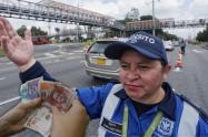 Policía de tránsito en un puesto de control