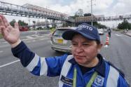 Agente de tránsito en puesto de control