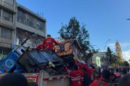 Autoridades de Bogotá decomisando carro de comidas