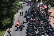 Motociclistas bloqueando vía de Bogotá en paro.