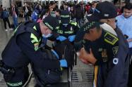Policía amamantando a bebé en el Terminal