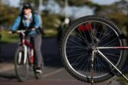 Mujer montando bicicleta en la ciclovía