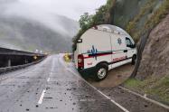 Paso de ambulancias por la vía al Llano