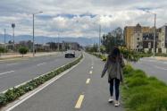 Mujer caminando por la Avenida Guayacanes