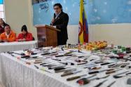 Entrega de armas y drogas por parte de jóvenes