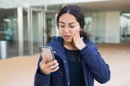 Mujer contestando llamada de extraño