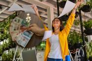 Mujer buscando empleo para ganar salario