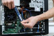 Hombre haciéndole mantenimiento a un computador