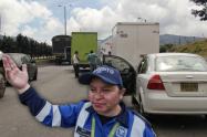 Policía de tránsito en puesto de control