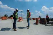 Trabajadores de obras de infraestructura vial en Bogotá