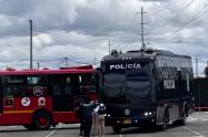 Policía protagoniza persecución de película detrás de un TransMilenio