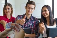 Jóvenes haciendo sus prácticas laborales