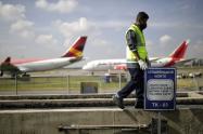 Trabajador en el aeropuerto El Dorado