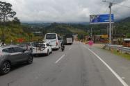 Vehículos pasando por la vía Bogotá - Girardot