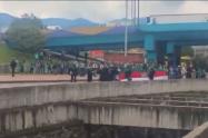 Bloqueo de comunidades indígenas en la calle 26 de Bogotá.