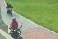 ¿Moto en el andén Policía podría pensar que es un delincuente