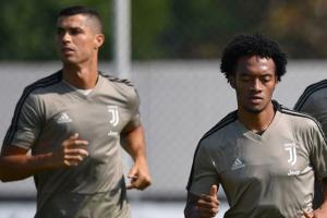 Juan Guillermo Cuadrado y Cristiano Ronaldo en un entrenamiento de la Juventus