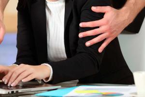 Mujer acosada por un hombre
