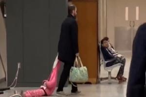Un padre arrastró a su hija en el aeropuerto 