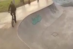 Bachiller de la policía se cae estrepitosamente