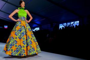 Modelo desfila una de las creaciones expuestas en el Bogotá Fashion Week