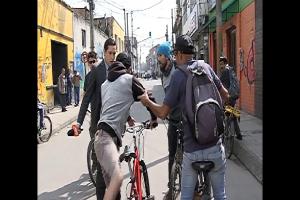 Periodista es agredido por ciclista 