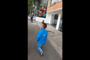 Motociclista insulta a guardián del espacio público
